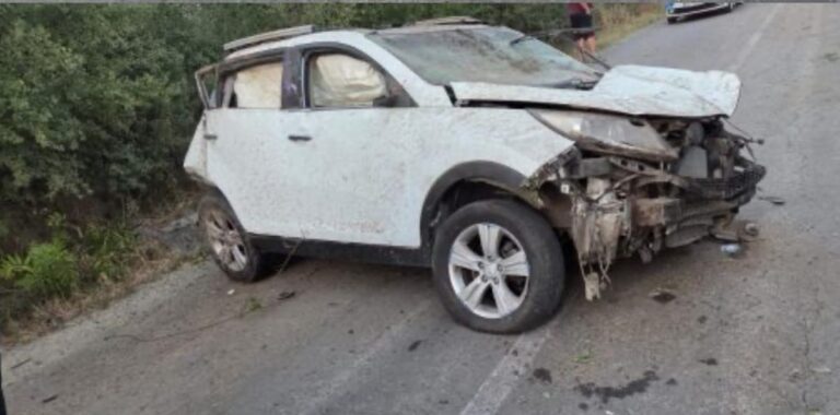 Destin frânt la doar 22 de ani! Un șofer a pierit după ce s-a răsturnat cu mașina într-un șanț. Bărbatul s-a urcat la volan fără să dețină permis de conducere