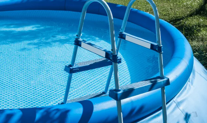 Un copil de 9 ani și tatăl său au sfârșit electrocutați, lângă o piscină gonflabilă. Cele două victime a fost găsite inconștiente, în stop cardio-respirator