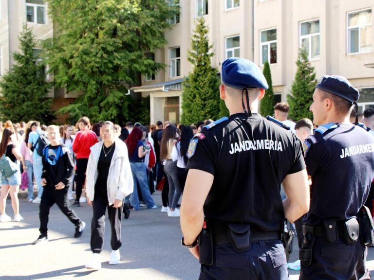 Jandarmii dâmbovițeni, alături de elevi și profesori la începutul noului an școlar