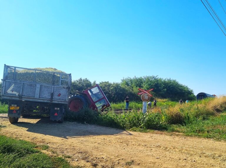 Tractor cu remorcă, spulberat de tren! Un tânăr de 20 de ani s-a aflat la un pas de moarte. Tractoristul, transportat de urgență la spital