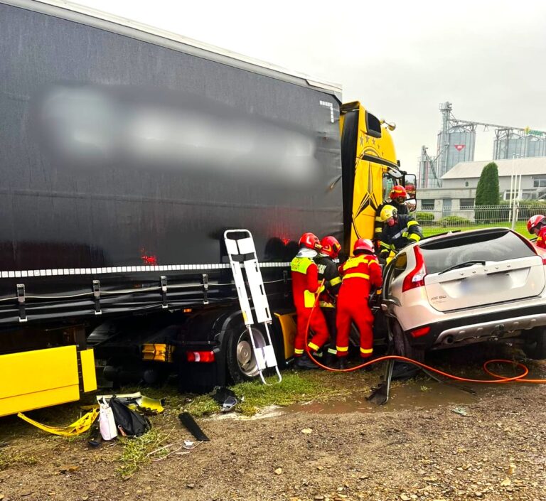 Nenorocire în urma unui accident înfiorător! O șoferiță a sfârșit pe loc, iar două dintre fiicele sale se află în comă profundă, după ce mașina în care se aflau a fost spulberată de un TIR