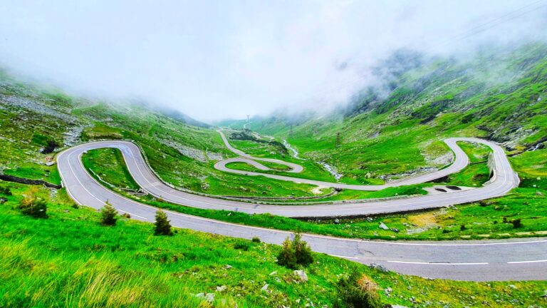 51 de ani de Transfăgărășan! O dovadă incontestabilă a performanței ingineriei românești. Un drum de excepție care și-a luat tributul de materiale, sudoare, lacrimi, vieţi omeneşti şi sânge