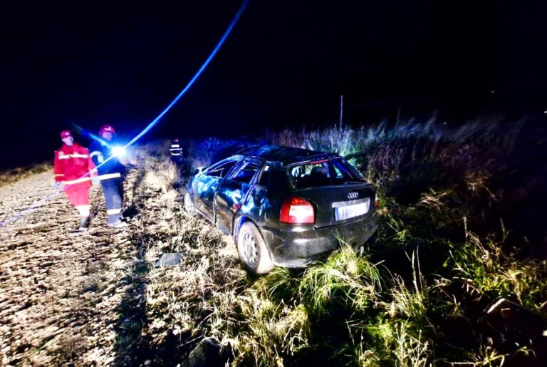 Trei minori și doi adulți, transportați de urgență la spital! Accident violent în toiul nopții