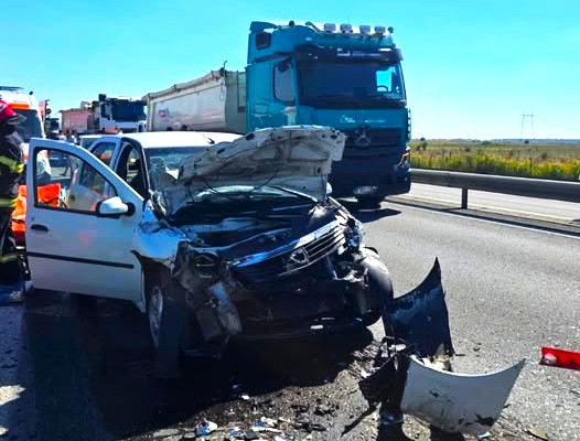 Trei tinere s-au aflat la un pas de moarte pe Autostrada A1! O șoferiță s-a izbit cu mașina de un TIR. Una dintre victime, transportată la spital cu elicopterul SMURD