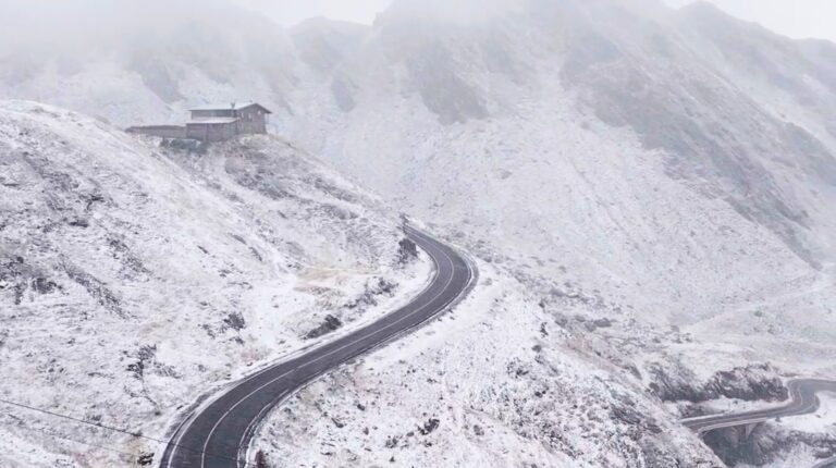 Peisaj alb la munte! Ninge pe Transfăgărășan și Transalpina. Trafic în condiții de iarnă