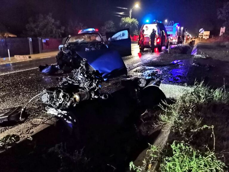 Un tânăr șofer a scăpat miraculos cu viață dintr-un accident cumplit! Transportat de urgență la spital după ce s-a izbit cu mașina de un cap de pod