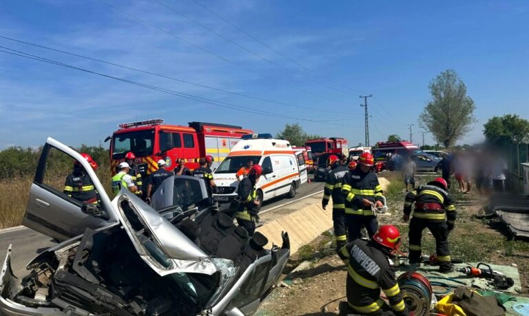 Mașină răsturnată în urma unui accident îngrozitor! Trei femei au rămas încarcerate. A fost solicitată intervenția elicopterului SMURD