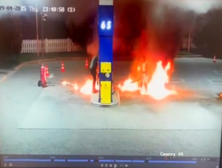 Scene uluitoare consumate într-o benzinărie! Un tânăr a dat foc unei pompe de alimentare, a rănit un angajat și apoi a amenințat că se aruncă de la etaj. Bărbatul a fost reținut de polițiști