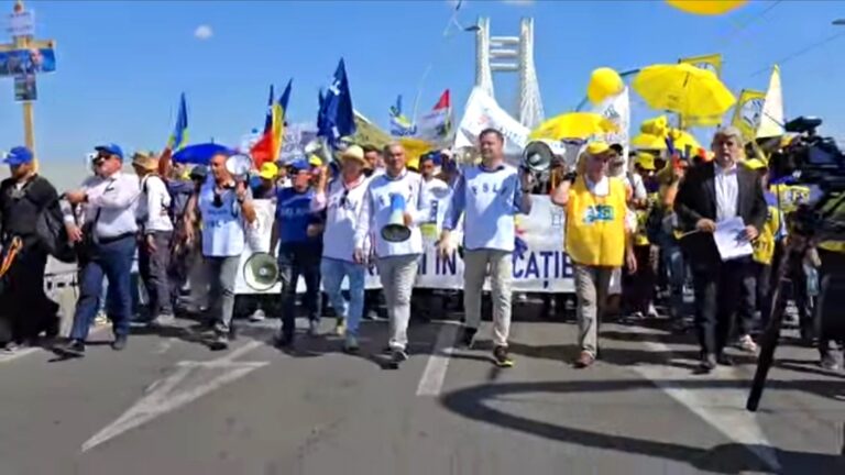 Debut de an școlar tensionat! Peste 20.000 de profesori din țară au participat la Marșul educației