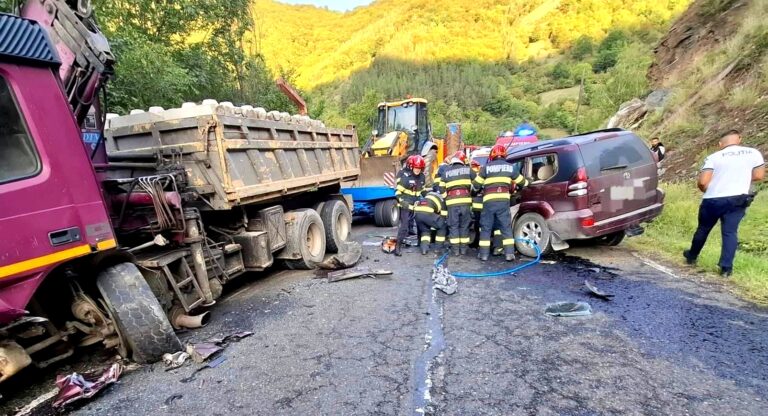 Impact devastator între un autoturism și un TIR! O șoferiță a rămas încarcerată, iar un pasager a fost găsit în stop cardio-respirator