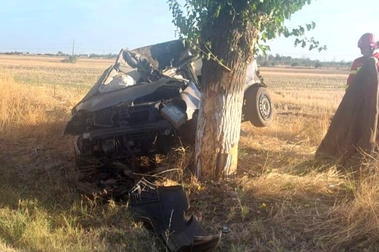 Sfârșit tragic pentru un șofer începător! Un tânăr de 18 ani și-a pierdut viața după ce s-a izbit cu mașina de un copac