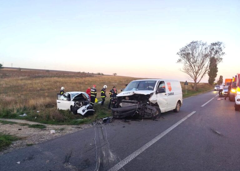 O șoferiță și-a pierdut viața pe loc după impactul devastator dintre o autoutilitară și un autoturism! Fiul femeii și cel de-al doilea conducător auto, transportați de urgență la spital