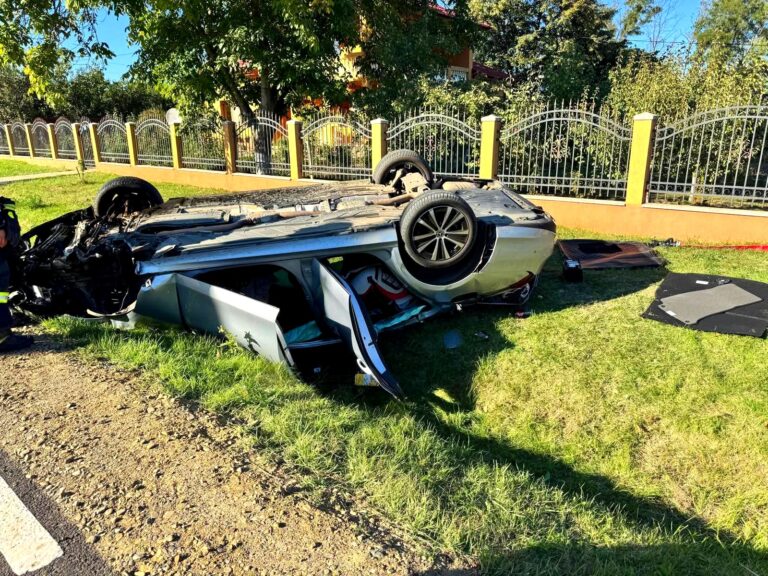 Mașină cu roțile în sus după ce s-a izbit de un cap de pod! Momente dramatice pentru doi copii și tatăl lor! Victimele transportate de urgență la spital