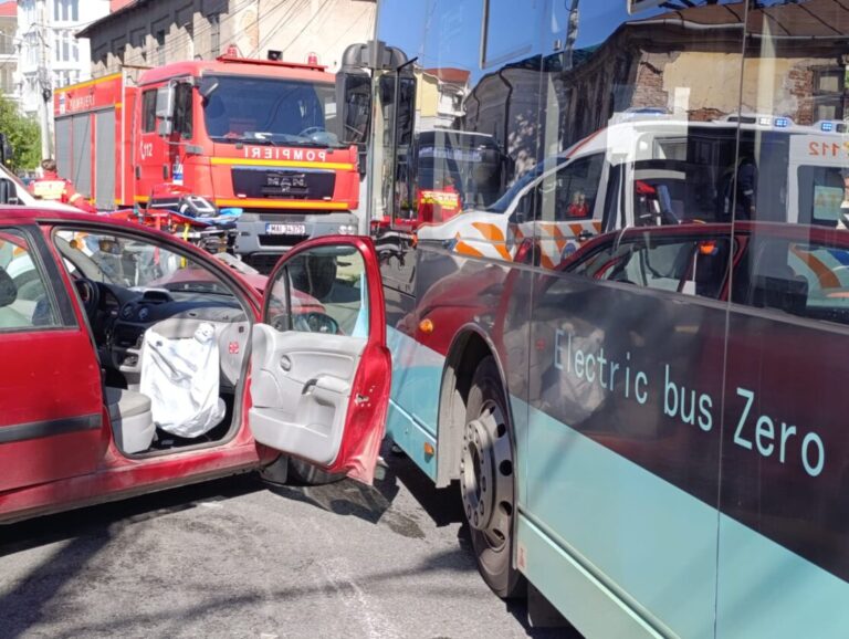 Nu a acordat prioritate și s-a oprit cu autoturismul într-un autobuz! Trei victime, dintre care una găsită încarcerată, transportate la spital