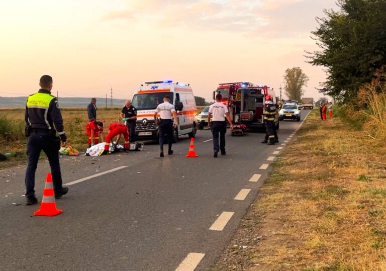 Căruță spulberată de o autospecială de poliție! O femeie de 71 de ani și-a pierdut viața pe loc, iar alte trei persoane au fost rănite grav