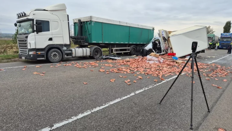 S-a oprit cu autoutilitara într-un TIR! Șofer de 36 de ani, încarcerat în urma impactului cumplit