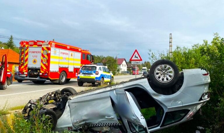 Un taximetrist a scăpat miraculos cu viață dintr-un accident cumplit! Mașina pe care o conducea a ajuns cu roțile în sus
