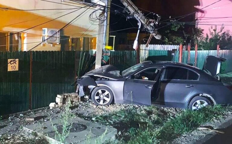S-a înfipt cu BMW-ul, scăpat de sub control, într-un gard! A rupt un stâlp și a avariat o țeavă de gaze