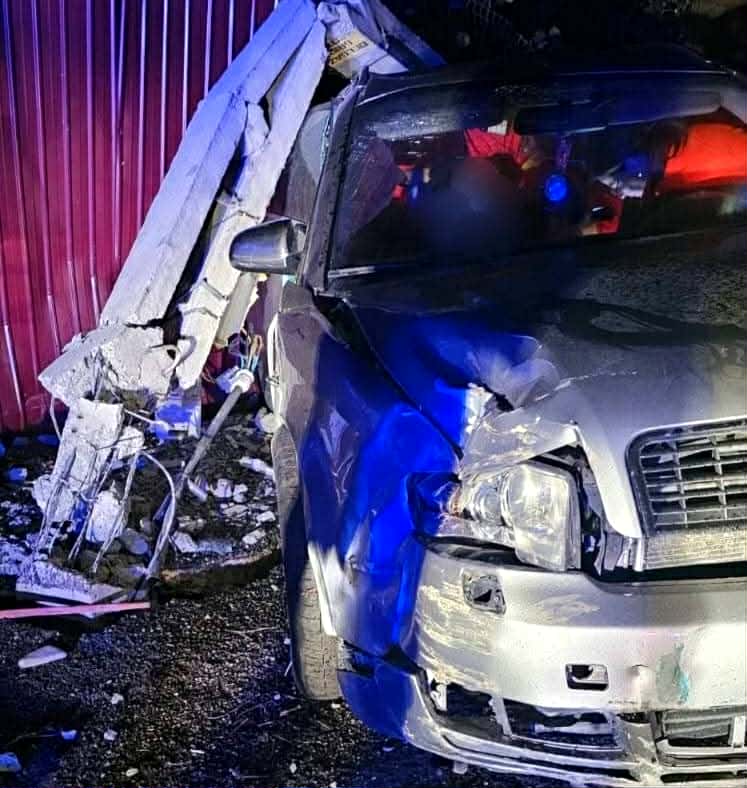 Viață spulberată la 35 de ani! Un tânăr a murit după ce mașina în care se afla s-a izbit violent de un stâlp de electricitate