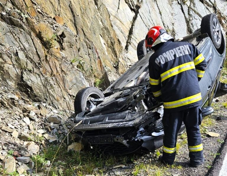 Mașină cu roțile în sus pe Transfăgărășan, în apropiere de Bâlea Lac! Doi bărbați au scăpat cu viață în urma accidentului cumplit
