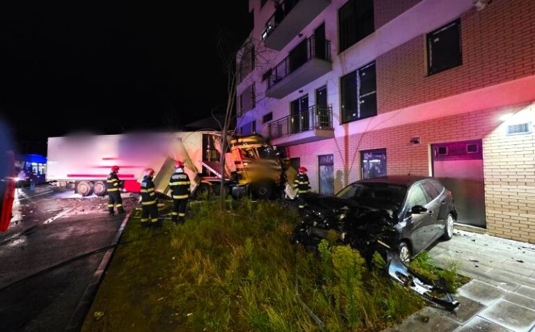 A scăpat TIR-ul de sub control și a făcut prăpăd! S-a oprit cu mastodontul într-un bloc după ce a lovit două mașini și a distrus un stâlp de electricitate. Șoferul, transportat de urgență la spital