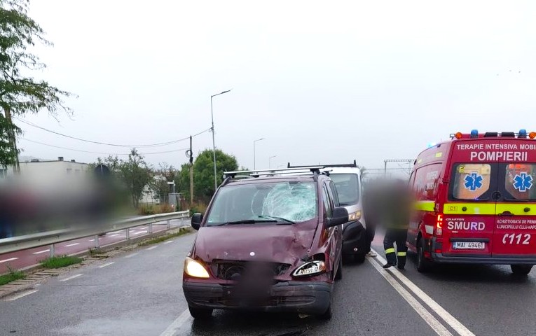 Biciclist omorât pe trecerea de pietoni, în urma unui accident îngrozitor! Bărbatul a fost proiectat pe carosabil după ce a fost spulberat de o autoutilitară. Un polițist a început manevrele de resuscitare