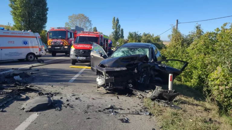 Accident cumplit între două mașini pe „drumul morții”! Trei victime, dintre care două încarcerate, transportate de urgență la spital