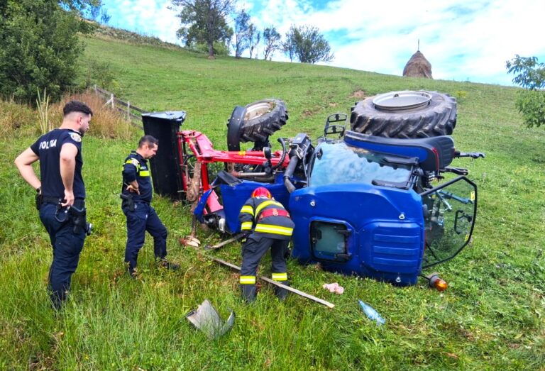 Moarte cumplită pentru un tânăr tractorist! Și-a pierdut viața strivit sub propriul tractor. La fața locului a fost solicitat și un elicopter SMURD