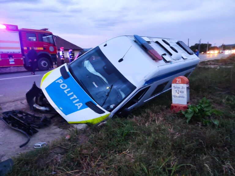 Mașină de poliție, lovită și proiectată într-un cap de pod! Momente teribile pentru doi polițiști! Unul dintre ei a fost transportat de urgență la spital