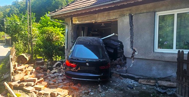 S-a oprit cu BMW-ul într-o casă! Un șofer începător se afla la volan