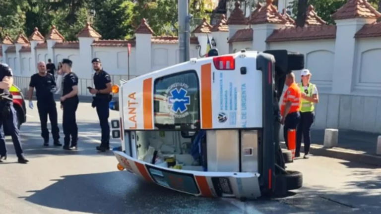 Scene de groază în trafic! O ambulanță care transporta un pacient s-a răsturnat. Două persoane rănite în urma accidentului violent