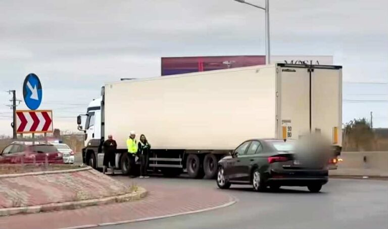 Moarte cumplită pentru un pieton! A fost spulberat de un TIR pe DN 1. Șoferul autocamionului susține că victima era întinsă pe carosabil