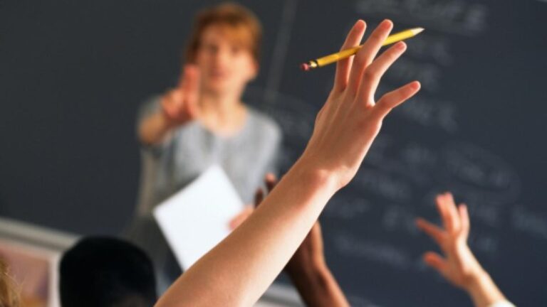 Scandal la unul dintre cele mai bune licee din Constanța! Profesoară de limba germană, lovită cu palma de un elev de clasa a IX-a de față cu colegii