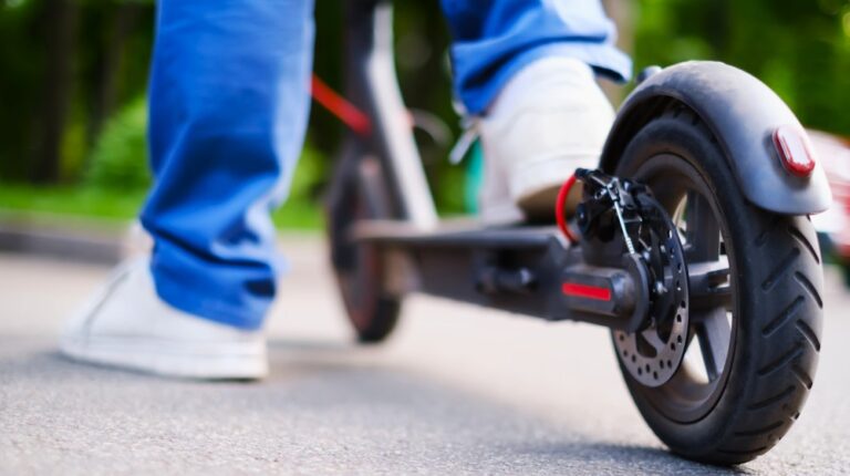 Moarte fulgerătoare la doar 15 ani! Un adolescent și-a pierdut viața după ce a căzut de pe trotineta electrică. Administrația municipală, decizie radicală în urma accidentului