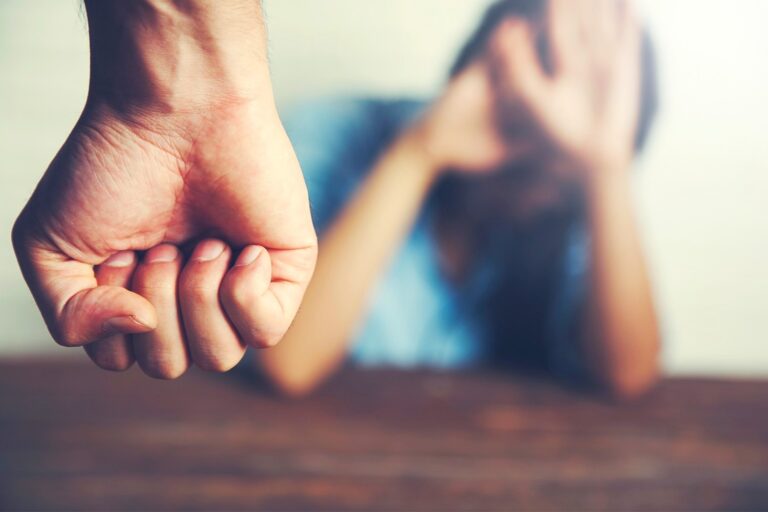 Terorizată de fostul soț! Femeie lovită în cap cu un obiect dur. Bărbatul și-a agresat fizic și fiica după ce aceasta a intervenit în conflictul dintre părinți