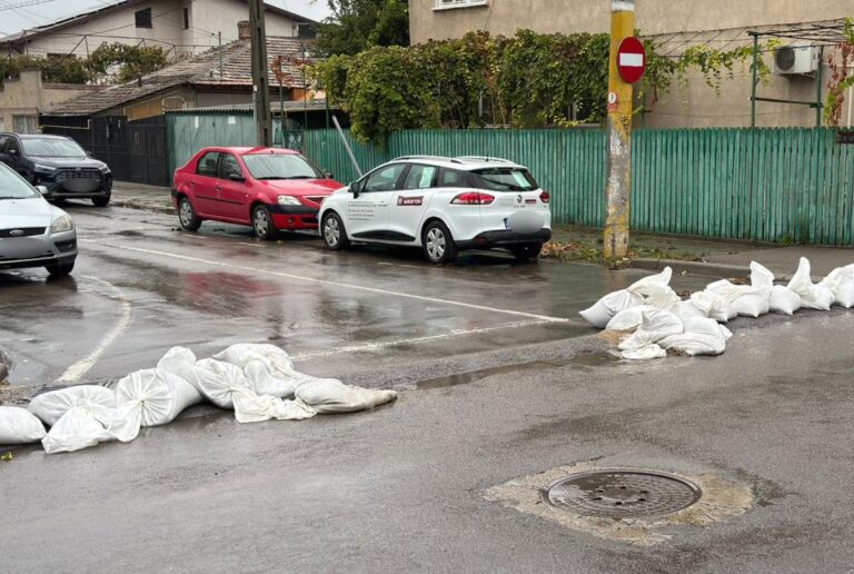 Cod roșu de furturi în Constanța: Au fost sustrași zeci de saci de nisip puși pe străzi împotriva inundațiilor. „Furtul sacilor înseamnă pericol pentru comunitate și este infracțiune!”