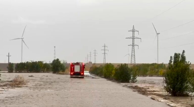 Mașină luată de viitură la Constanța! Șoferul, refugiat pe capotă, salvat de pompieri