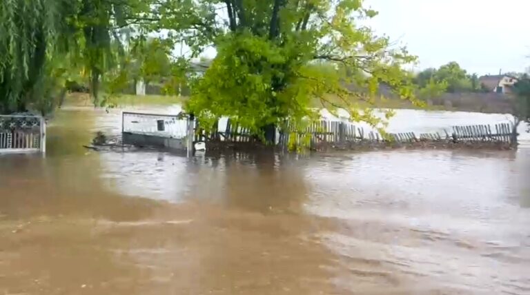 O comună din Constanța, sub ape! Localitatea este complet izolată din cauza inundațiilor. Bătrână, salvată în ultimul moment