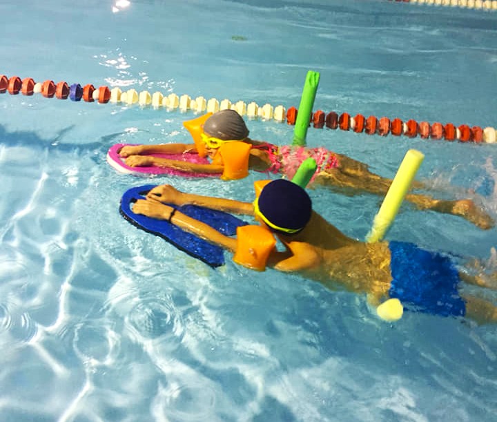 Cursurile de înot, combinația perfectă între distracție și sănătate! Alege DanCos Târgoviște pentru a învăța să înoți