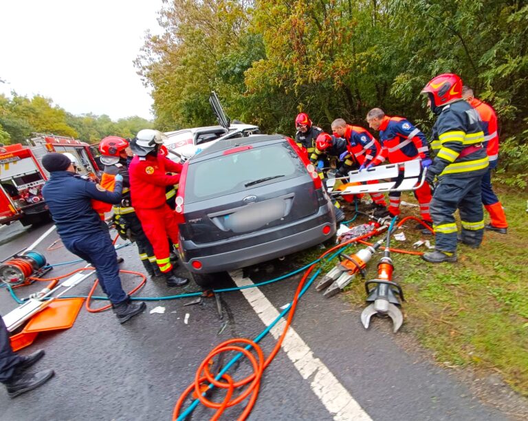 Impact cumplit între două autoturisme! Patru persoane s-au aflat la un pas de moarte! Trei dintre victime, găsite încarcerate