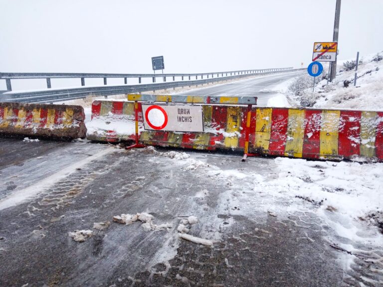Atenție, șoferi! Transalpina închisă din cauza zăpezii depuse pe carosabil. Se intervine cu utilaje de deszăpezire