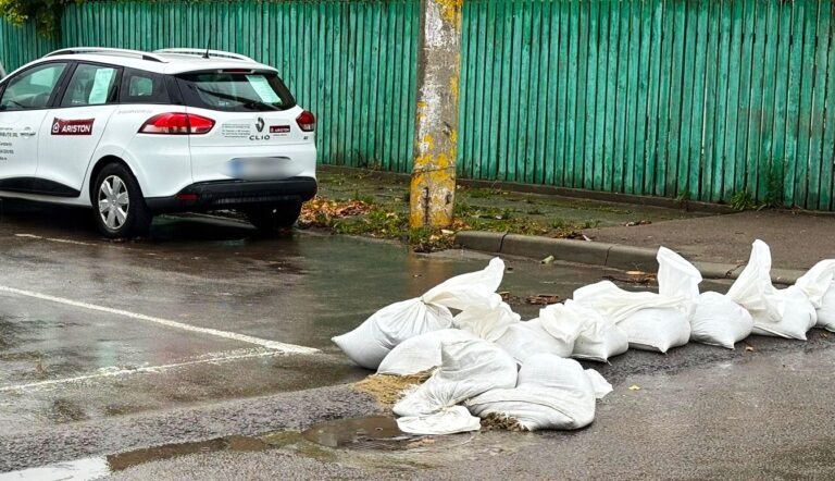 Situație incredibilă la Constanța: Sacii cu nisip amplasați în zonele cu risc de inundații au fost distruși, mutați sau furați! Apelul autorităților municipale către cetățeni