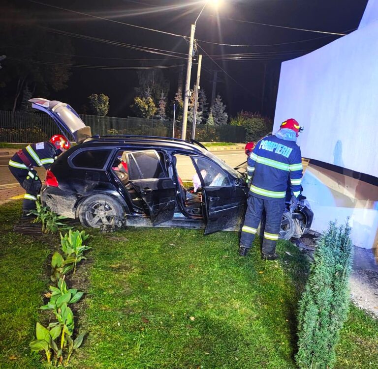 S-a înfipt cu mașina într-un obelisc! Accident violent într-un sens giratoriu. Doi bărbați au ajuns la spital