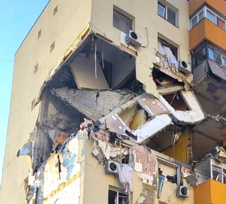 Explozie puternică la un bloc din București! Două etaje au fost distruse de deflagrație. Mai multe persoane au fost rănite. A fost declanșat Planul roșu de intervenție