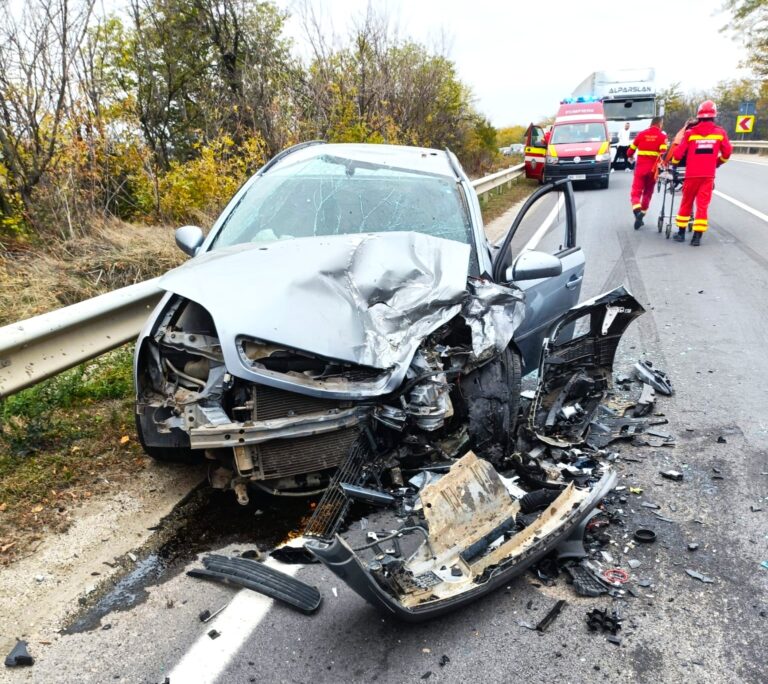 A pătruns pe contrasens și a făcut prăpăd! Doi șoferi și trei pasageri, de urgență la spital! În accident au fost implicate patru mașini