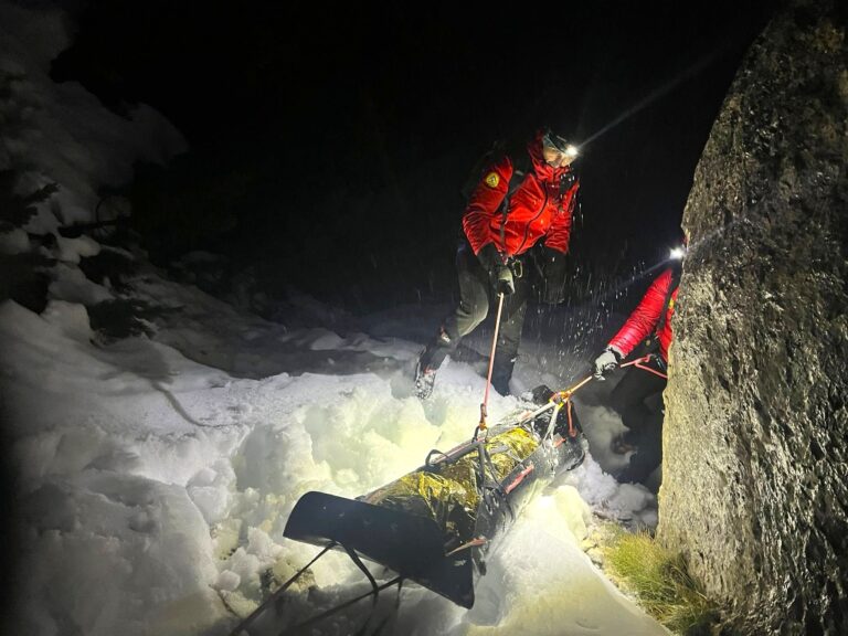 Tragedie pe munte! O tânără de 29 de ani a murit după ce a căzut 250 de metri într-o râpă