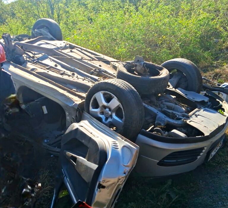 Șoferiță rămasă încarcerată, după un accident cumplit între două mașini! Victima, transportată la spital cu elicopterul SMURD. Șoferul vinovat și un copil de 11 ani au ajuns și ei la Unitatea de Primiri Urgențe