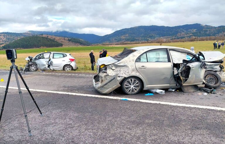 O șoferiță a făcut prăpăd pe șosea după ce a intrat cu mașina pe contrasens! Un pasager, de 38 de ani, a murit nevinovat. Alte trei victime au ajuns de urgență la spital