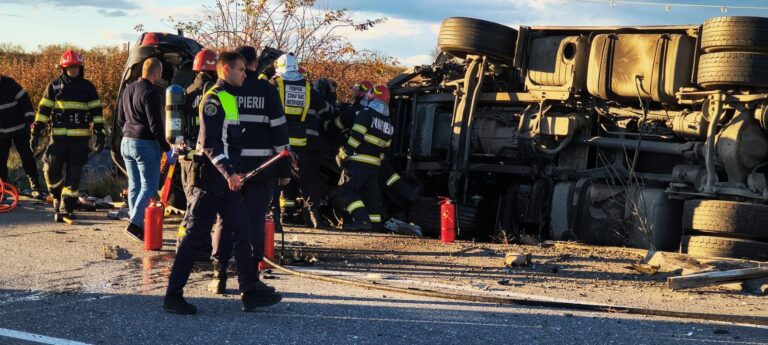 Impact nimicitor între un BMW și un TIR! Doi tineri și-au pierdut viața pe loc în urma ciocnirii devastatoare. Un șofer de 36 de ani, vinovat pentru producerea accidentului mortal