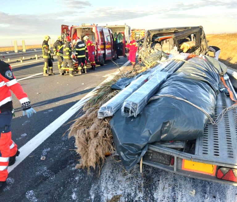 Impact devastator între un TIR și un microbuz! Cinci persoane, transportate de urgență la spital